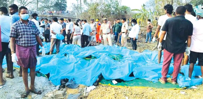 ఏపీలో బాణాసంచా పేలి 21 మంది మృతి