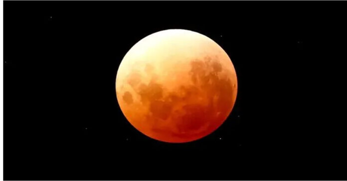 ఆకాశంలో అద్భుత విన్యాసం సంపూర్ణ చంద్రగ్రహణం