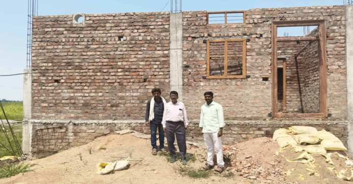 హంగూ ఆర్భాటాలకు పోయి అప్పుల పాలు కావద్దు: హౌసింగ్ ఏఈ హనుమంత్