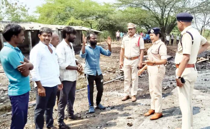 విద్యుద్ఘాతంతో టపాకాయల లారీ దగ్ధం