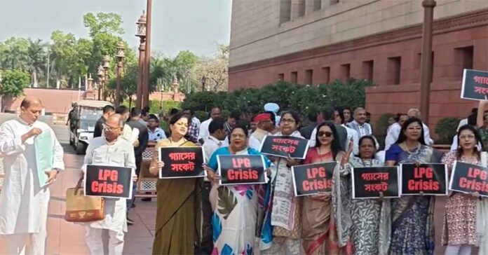 MPs protest in front of Parliament, saying Modiji-LPG