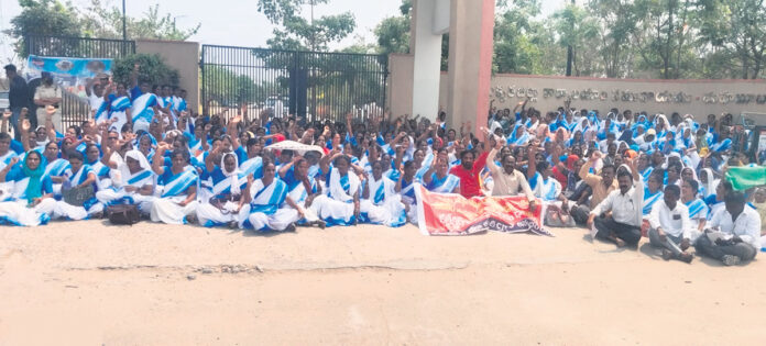 ఆశా వర్కర్ల 48గంటల నిరవధిక సమ్మె