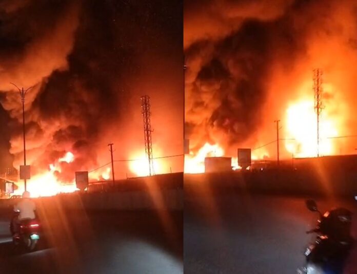 భారీ అగ్ని ప్రమాదం..50కి పైగా ఫర్నిచర్ షాపులు దగ్దం