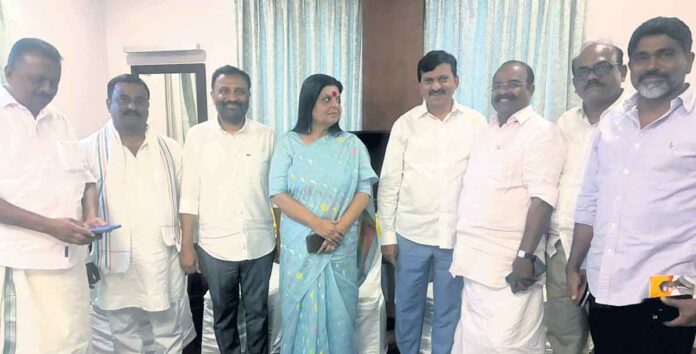 కాంగ్రెస్ సీనియర్ నేత దీపాదాస్ మున్షీతో పొంగులేటి భేటీ