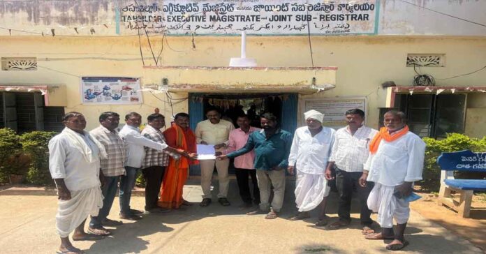 మొక్కజొన్న కొనుగోలు కేంద్రం ఏర్పాటు చేయాలని తహసిల్దార్కు వినతి