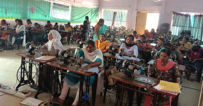 రైతు వేదికలో టైలరింగ్ ట్రైనింగ్ సెంటర్ను పరిశీలించిన అదనపు కలెక్టర్