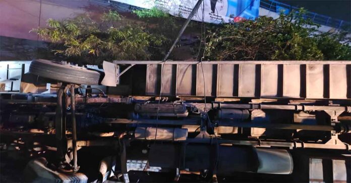 Tourist bus overturns..23 people..