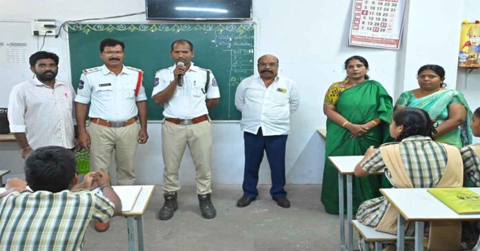 విద్యార్థులు ట్రాఫిక్ నియమాలపై అవగాహన కలిగి ఉండాలి
