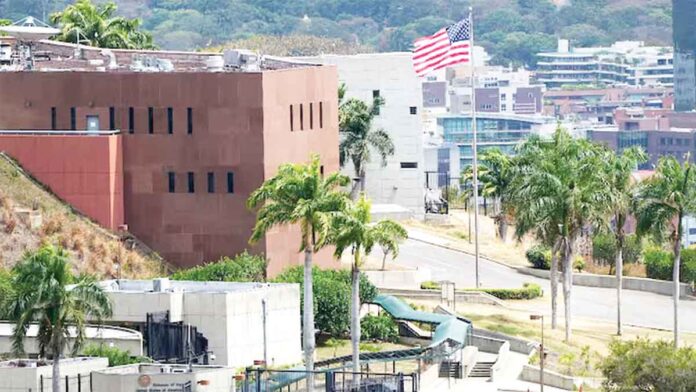 వెనిజులాలో అమెరికా ఎంబసీపై పతాకం