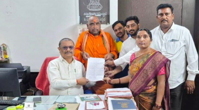 తహశీల్దార్ ను కలిసిన మహితాపూర్ గ్రామస్థులు