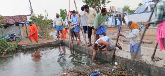 ఎస్సారెస్పీ తూము లో లెవెల్తో గ్రామంలోకి కెనాల్ నీరు