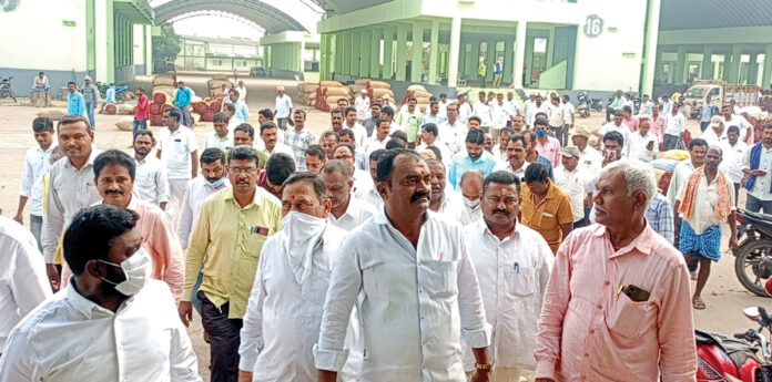 ఎనుమాముల మార్కెట్లో వ్యాపారుల ఆందోళన