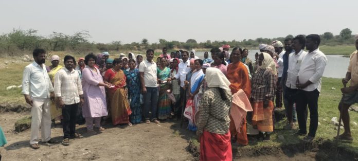 ఉపాధి కూలీలకు ఓఆర్ఎస్ ప్యాకెట్లు పంపిణీ