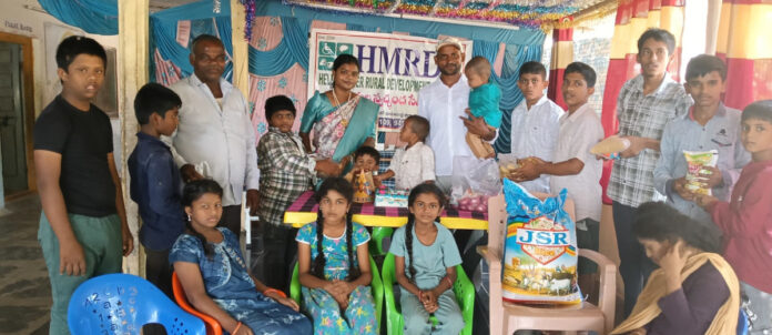 పుట్టినరోజు వేడుకను సేవా కార్యక్రమంగా మార్చిన ఉపసర్పంచ్ దంపతులు