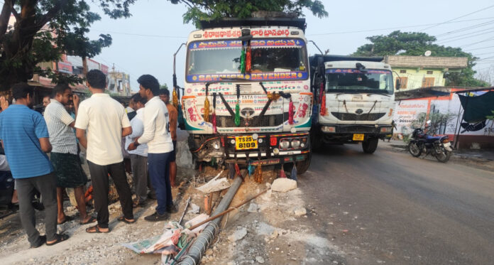 సెంట్రల్ లైటింగ్ పోల్ ను ఢీకొట్టిన లారీ