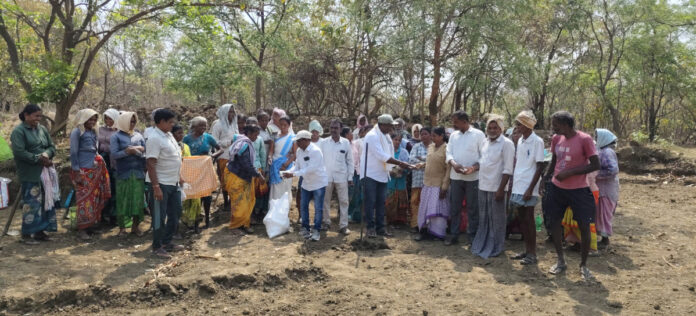 ఉపాధి కూలీలకు మజ్జిగ, ఓఆర్ఎస్ ప్యాకెట్ల పంపిణీ