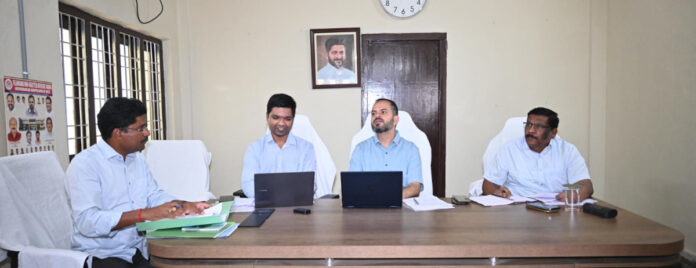 భూ సమస్యల పరిష్కారానికి సంయుక్త సర్వే అవసరం: కలెక్టర్