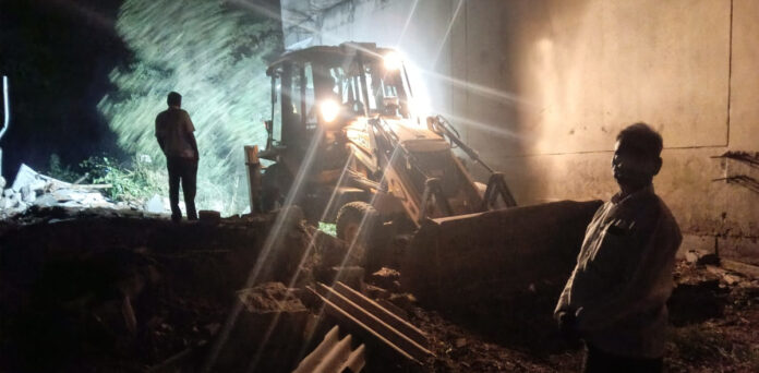 ఇబ్రహీంపల్లిలో అక్రమ నిర్మాణాలు కూల్చివేత