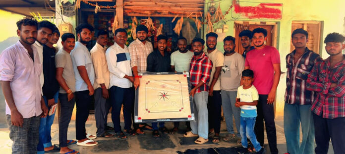 కాటారం యువతకు క్యారంబోర్డుల పంపిణీ