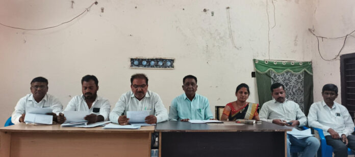 అధికారులతో ఎంపీడీఓ శ్రీనివాస్ సమావేశం