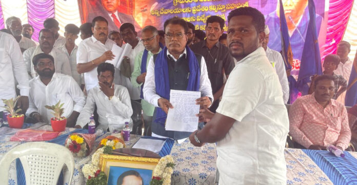 రిపోర్టర్ పై ఎస్సీ, ఎస్టీ కమిషన్ చైర్మన్ కు ఫిర్యాదు