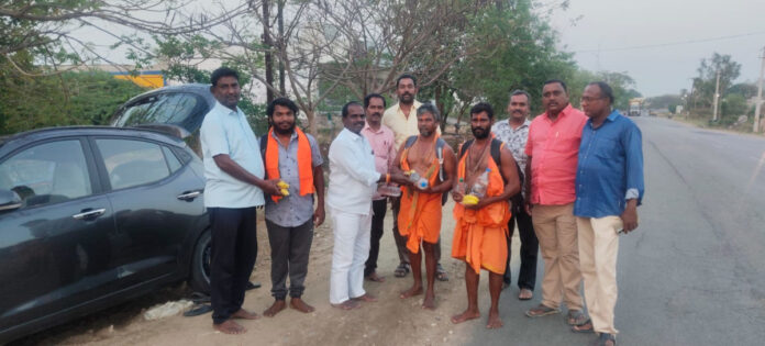 Distribution of fresh water and fruits to the devotees of Anjanna Padayatra