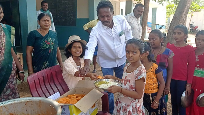 పాఠశాలలో విద్యార్థిని పుట్టినరోజు వేడుకలు