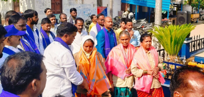 పారిశుద్ధ్య మహిళ కార్మికులకు సన్మానం