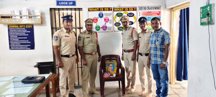 పోలీస్ స్టేషన్లో అంబేద్కర్ జయంతి వేడుకలు