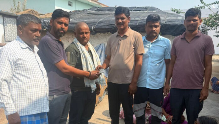 బాధిత కుటుంబానికి ఆర్థిక సాయం