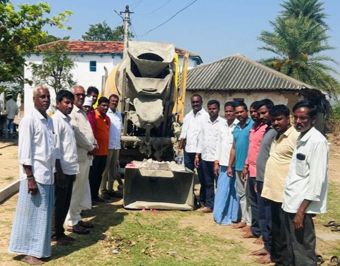 సర్వాపూర్ గ్రామంలో సీసీ రోడ్డు నిర్మాణ పనులు ప్రారంభం