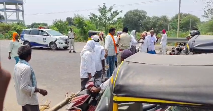 Hakka Center not buying maize..Farmers protest on national highway