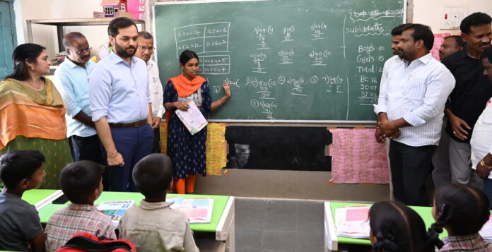 పదో తరగతి విద్యార్థులు వందశాతం ఫలితాలు సాధించాలి: కలెక్టర్