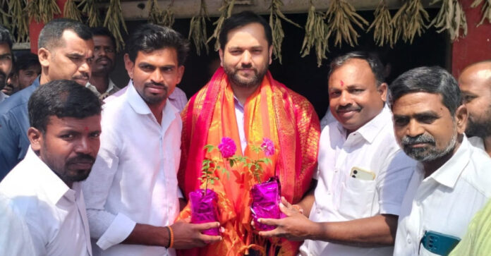 Congress leaders felicitate the Collector