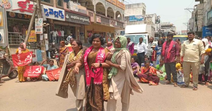 అండర్ గ్రౌండ్ డ్రైనేజీ పనులు అస్తవ్యస్థం..