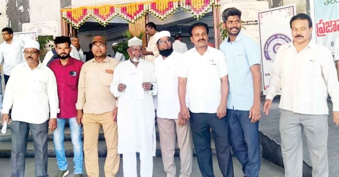 మైనారిటీల సమస్యలు పరిష్కరించాలి