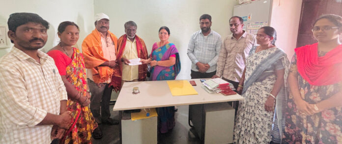 Field Assistant Giribabu receives a prestigious award