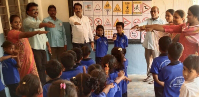 రోడ్డు భద్రతపై విద్యార్థులతో ప్రతిజ్ఞ
