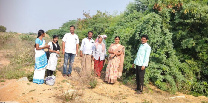 Distribution of ORS packets to employed laborers