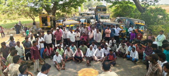 Farmers' protest on the Vaira-Jaggayyapet main road