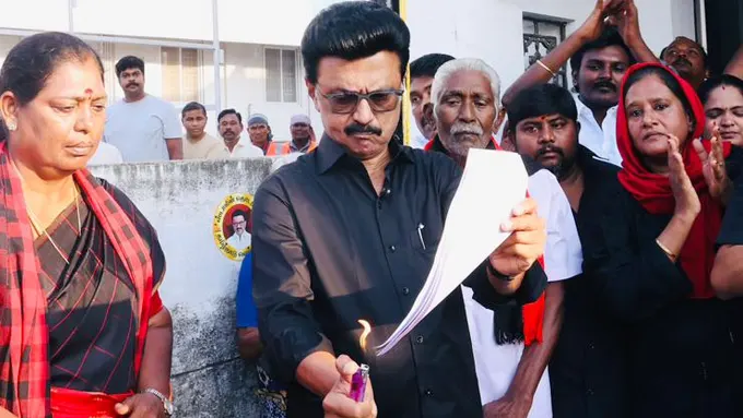 డీలిమిటేషన్ ప్రతులను దహనం చేసిన సీఎం స్టాలిన్