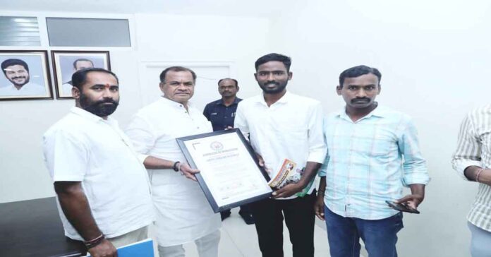 మంత్రుల చేతుల మీదుగా చొలన్ బుక్ ఆఫ్ వరల్డ్ రికార్డ్స్