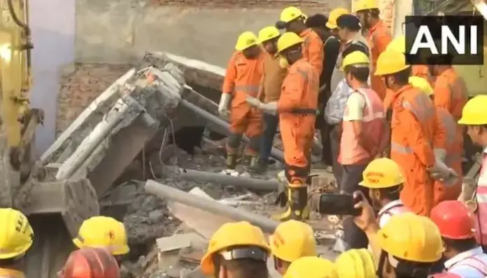 కుప్పకూలిన భారీ భవనం..ఇద్దరు మృతి