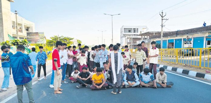 కులం పేరుతో దూషిస్తున్న ప్రిన్సిపల్, టీచర్ను సస్పెండ్ చేయాలి