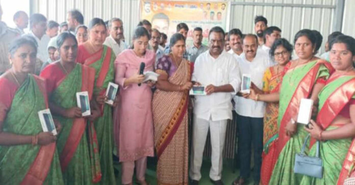 చిన్నారుల ఉజ్వల భవిష్యత్తు కోసం కృషి చేసేది అంగన్వాడీ టీచర్లే