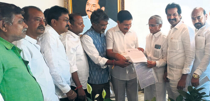 సహాకార సంఘాల ద్వారానే బెడ్ షీట్లు కొనుగోలు చేయాలి