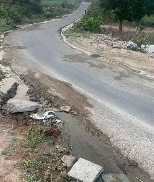 మిషన్ భగీరథ పైప్లైన్ లీక్ ..