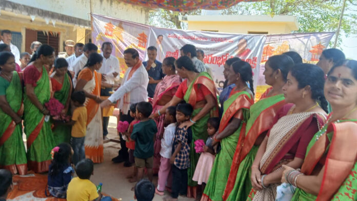 ఫ్రీ స్కూల్ విద్యార్థులకు దుస్తులు పంపిణీ