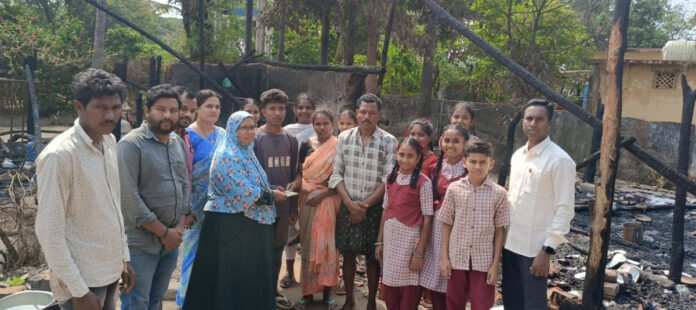 Students and teachers support the family of the fire victim