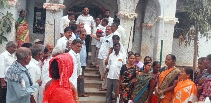 ప్లాట్ ఉన్నవారికి పొజిషన్ సర్టిఫికెట్లు ఇవ్వాలని ధర్నా